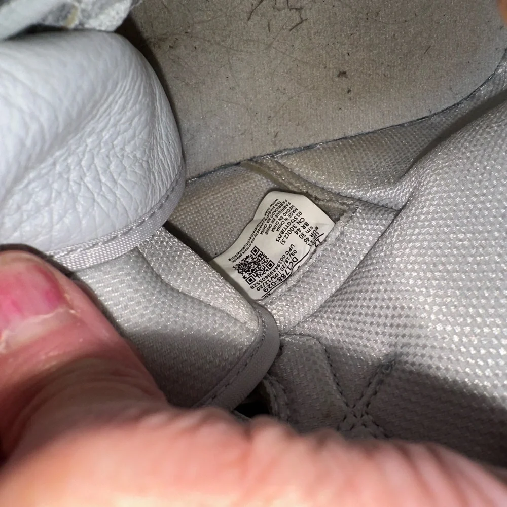 Nike Jordan 1 Retro High - Picture 5 of 5